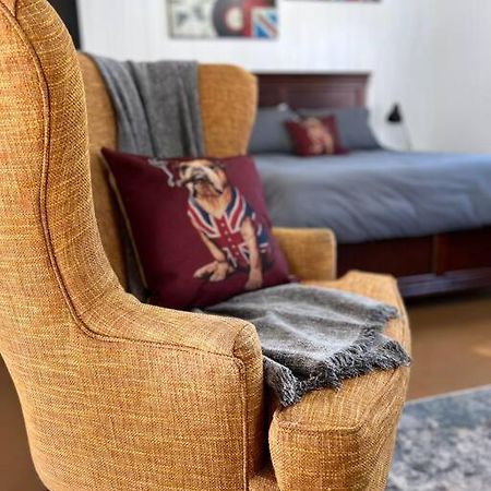 Private Bright Modern Studio! Queen Bed ! Victoria Exteriör bild