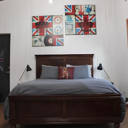 Private Bright Modern Studio! Queen Bed ! Victoria Exteriör bild