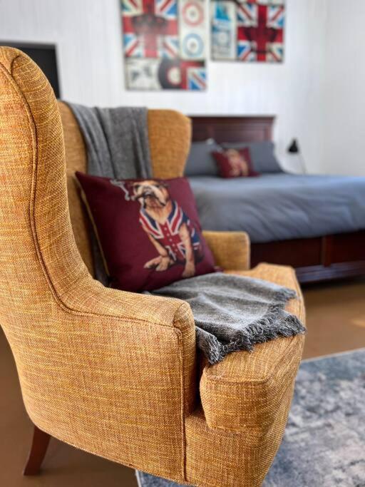 Private Bright Modern Studio! Queen Bed ! Victoria Exteriör bild