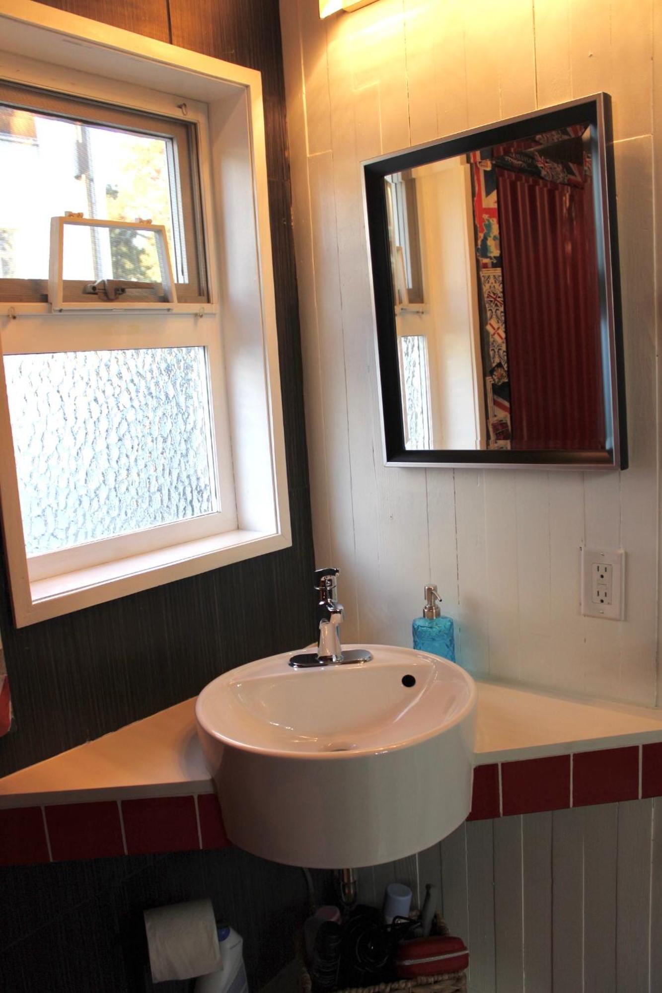 Private Bright Modern Studio! Queen Bed ! Victoria Exteriör bild
