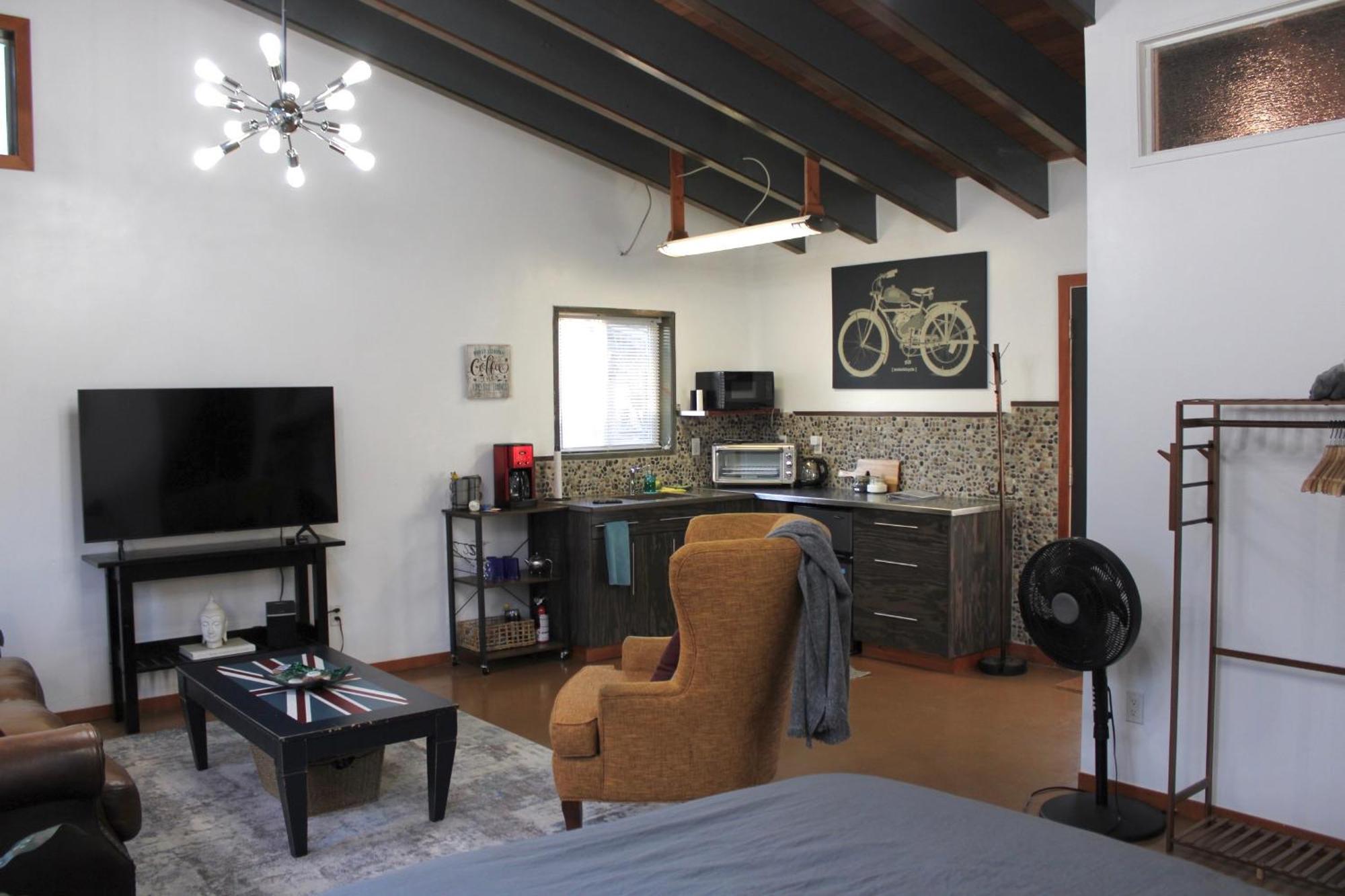 Private Bright Modern Studio! Queen Bed ! Victoria Exteriör bild