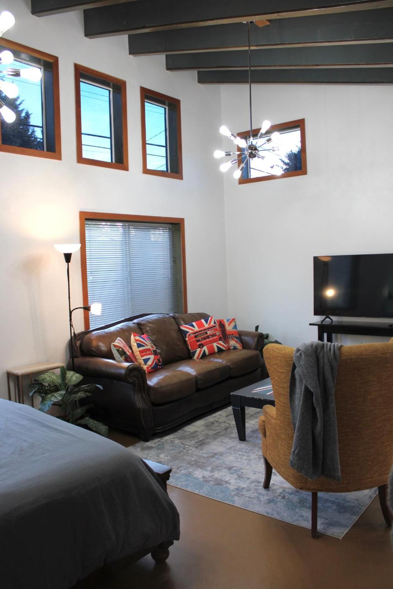 Private Bright Modern Studio! Queen Bed ! Victoria Exteriör bild
