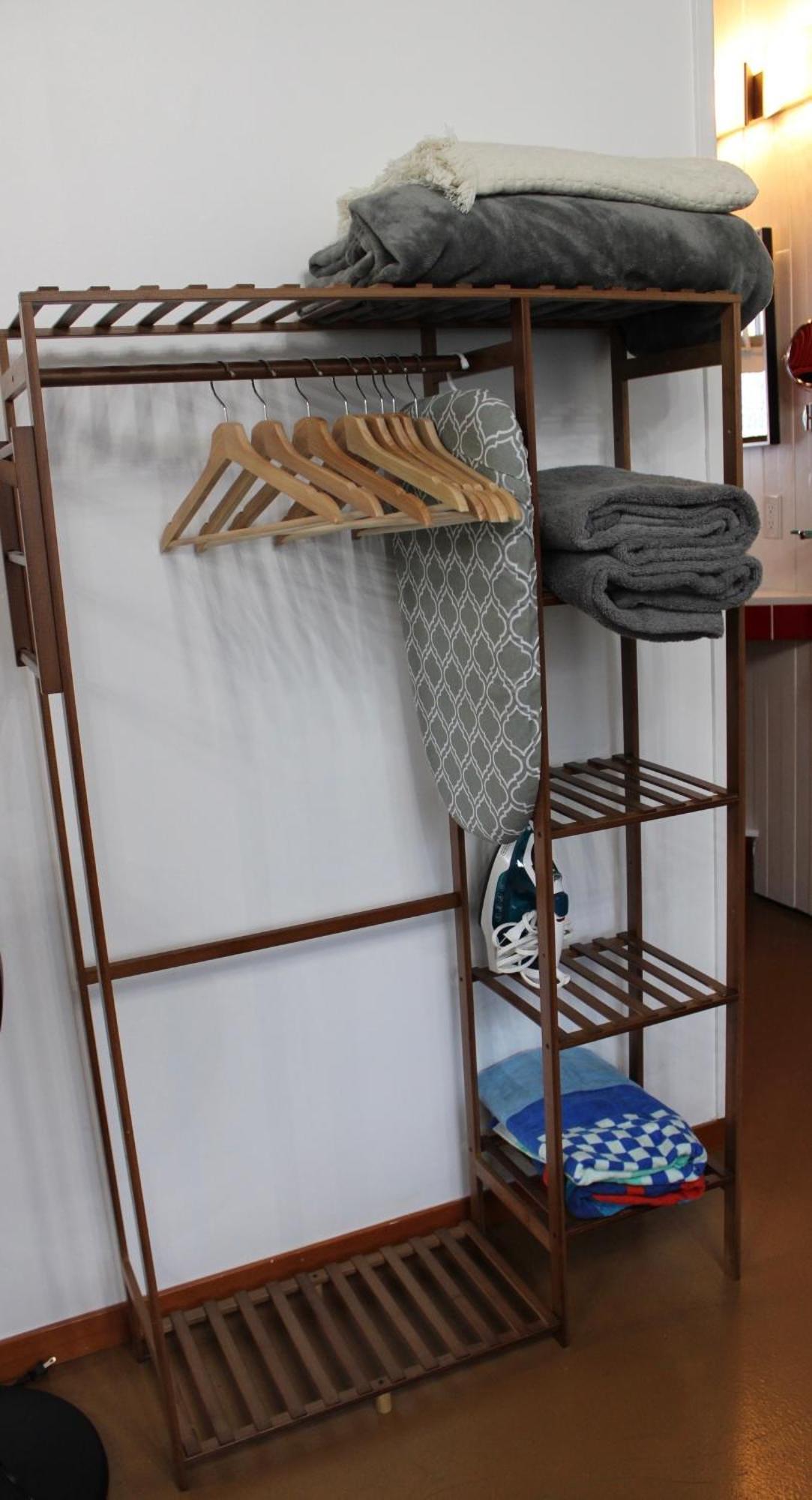 Private Bright Modern Studio! Queen Bed ! Victoria Exteriör bild